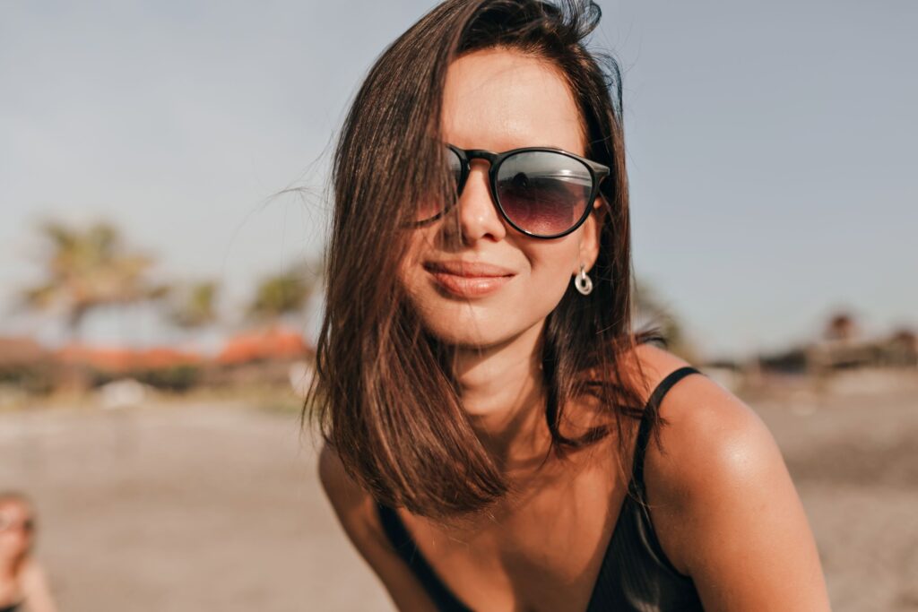 Las gafas solares protegen nuestro contorno de ojos