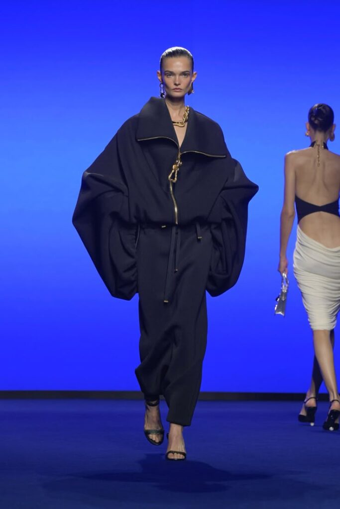 Pasarela Balenciaga con prendas oversize
