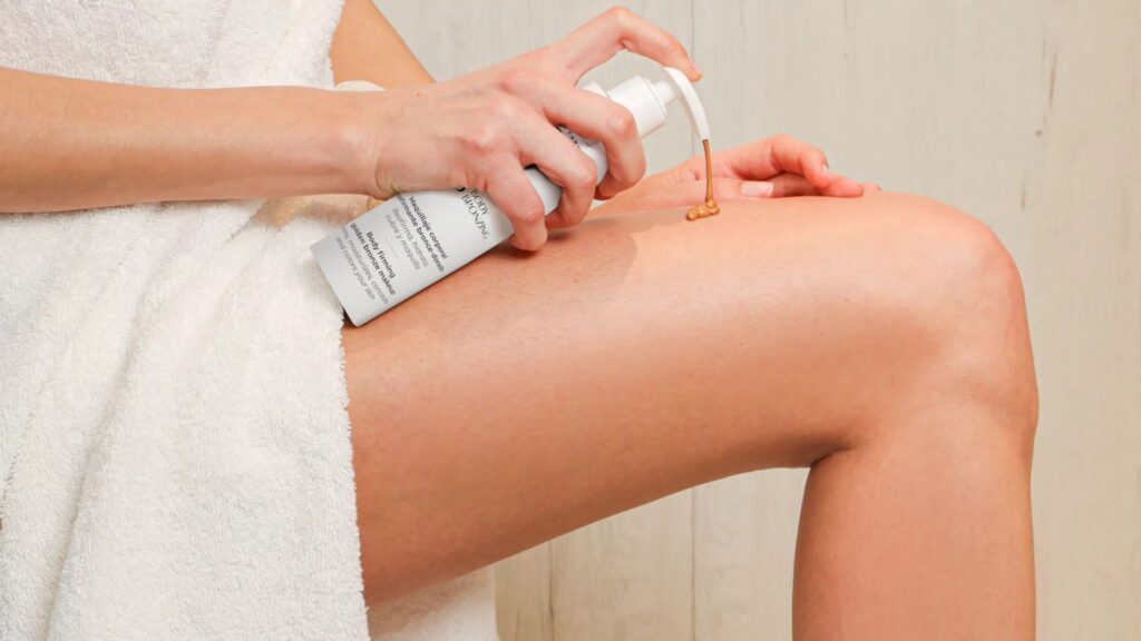 Mujer aplicando el tratamiento corporal con color BB Body Bronzing de FARMA DORSCH sobre las piernas.