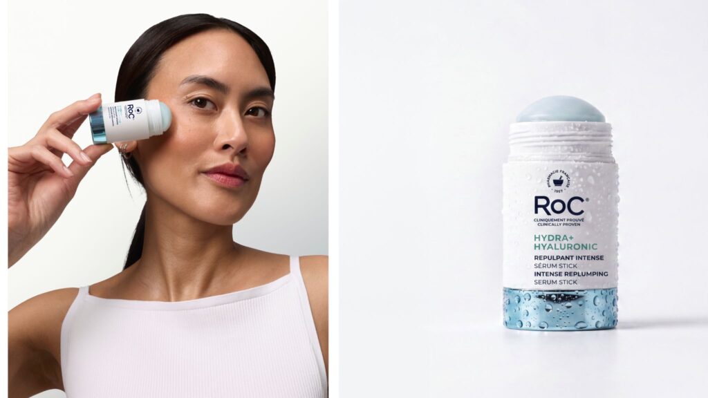 Mujer deslizando el sérum en barra Hydra+ de RoC sobre la pómulo para aportar hidratación y luminosidad.