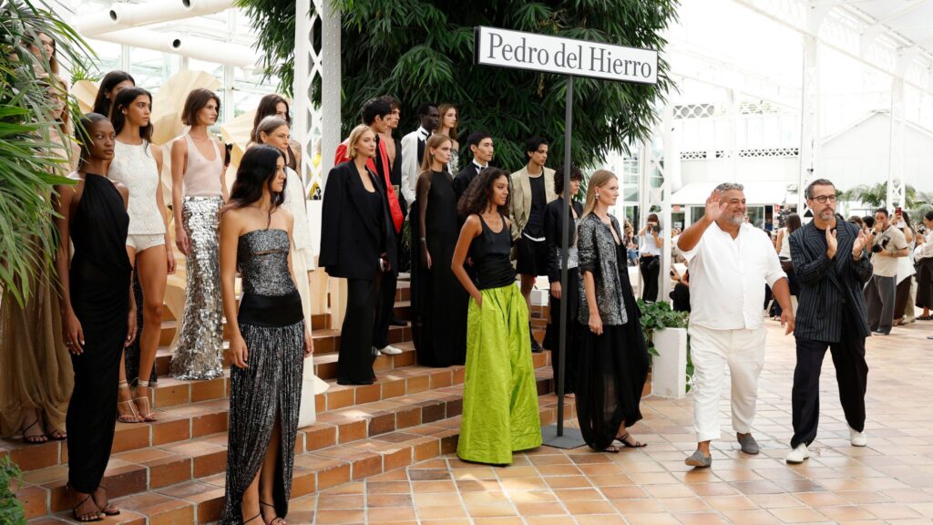 Grupo de modelos en las escaleras del Invernadero de Arganzuela luciendo diseños de Pedro del Hierro con tono amarillo y verde.