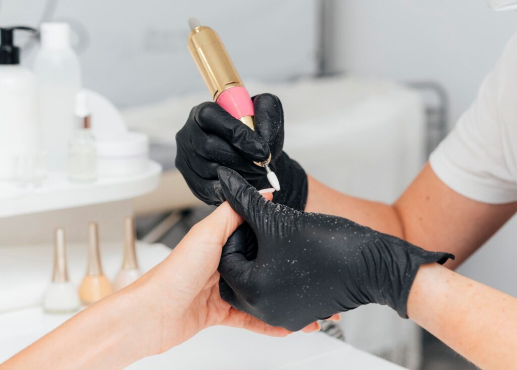 Manos estilizadas mostrando el resultado de una manicura de gel recién ejecutada.
