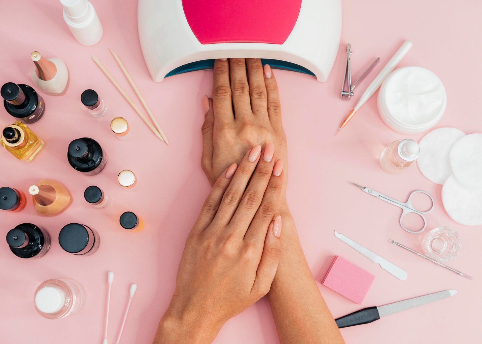 Manicura semipermanente en casa: el paso a paso profesional para que dure semanas sin estropear tus uñas