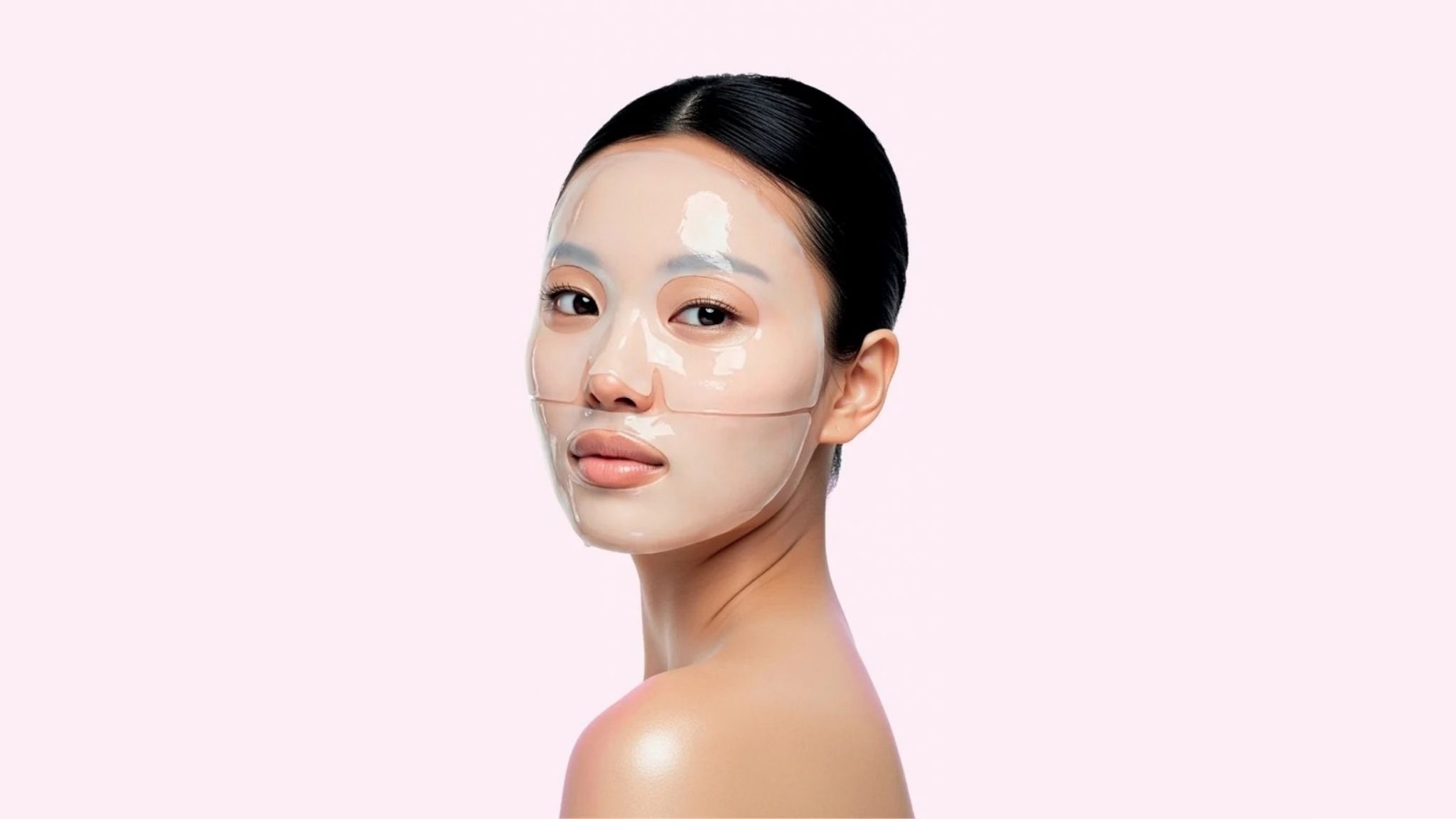 Perfil de modelo luciendo la mascarilla de colágeno hidrolizado adaptada al contorno facial.