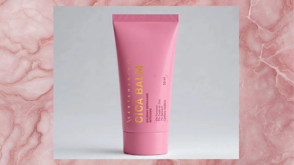 Tubo rosa del bálsamo CICA BALM Pink Edition de Santamarina Cosmetics sobre fondo de mármol rosa.