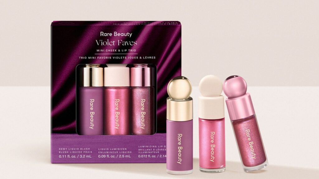 Tres productos en formato mini en tonos ciruela y violeta de la colección navideña de Rare Beauty.